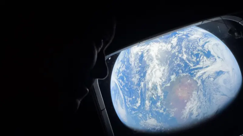 Image - Regio Politica Astronauta Del Artemis Ii Mira a La Tierra Desde Su Nave De La Nasa.