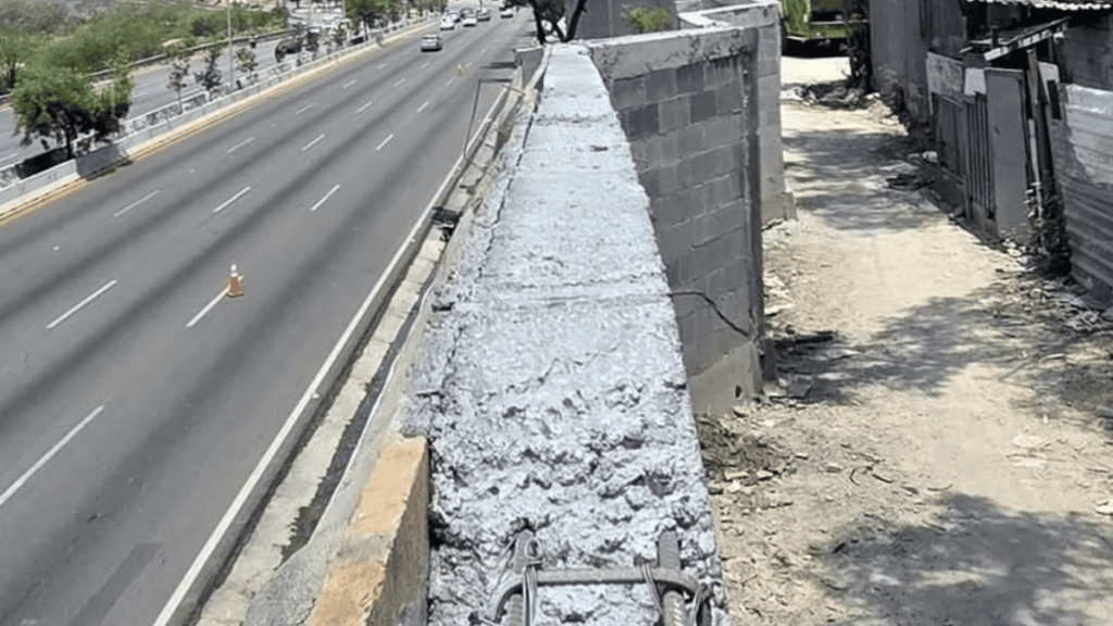 Muro Para Maquillar Las Calles De La Pobreza De Nuevo León  - Regio Politica