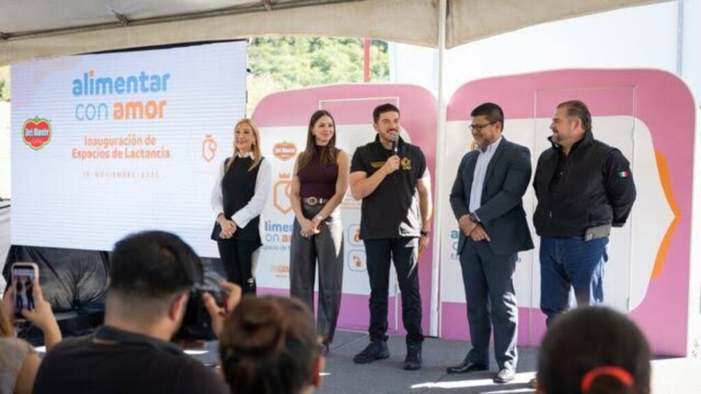 Mariana-rodriguez-esposa-de-samuel-garcia - Regio Politica Five People Stand on a Stage Under a Tent at an Inauguration for Lactation Spaces, with a Banner Reading 'alimentar Con Amor' Behind Them. - Regio Politica