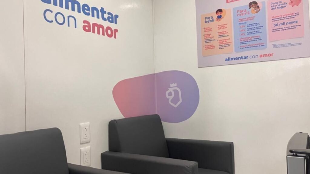 Secretaria-de-salud-de-nuevo-leon - Regio Politica Two Dark Gray Armchairs Sit in a White-walled Waiting Area with Wall Art Reading 'alimentar Con Amor' and a Purple Gradient Shape with a Heart Icon Nearby. - Regio Politica